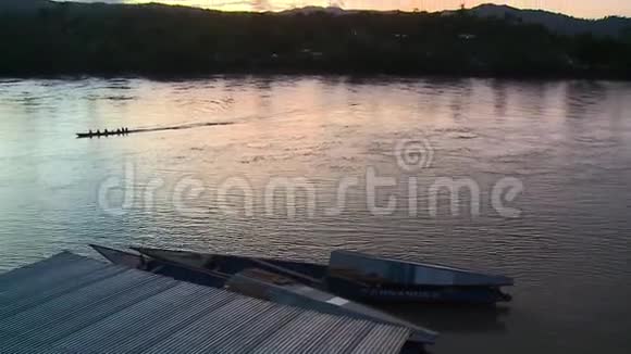 日落时有山的河流视频的预览图