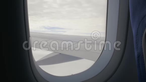 飞机飞在云层之上视频的预览图