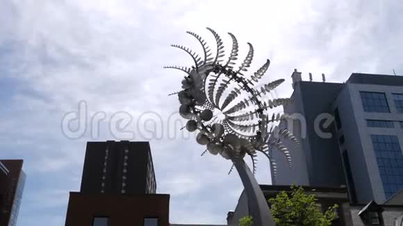 蒙特利尔QC加拿大2018年6月10日一个闪亮的金属动力学雕塑由安东尼豪迪奥克托视频的预览图