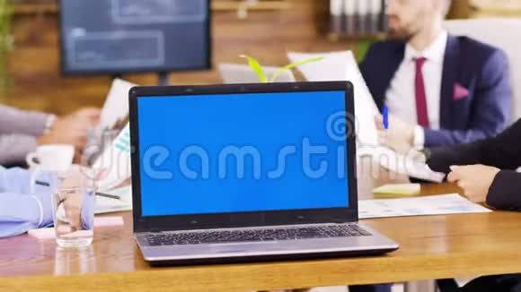在会议室有蓝屏的笔记本电脑里视频的预览图