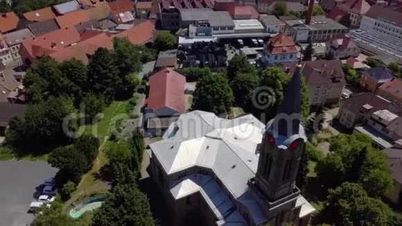 德国小镇上的小教堂和周围繁忙的街道空中镜头4k视频的预览图
