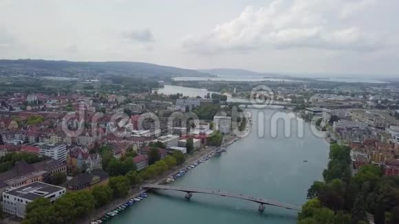一个德国城市与河流两座桥穿过它的空中镜头4k视频的预览图