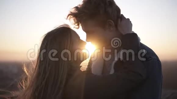 爱的年轻夫妇享受一个浪漫的吻阳光直射有照明效果同时站在屋顶与一个视频的预览图