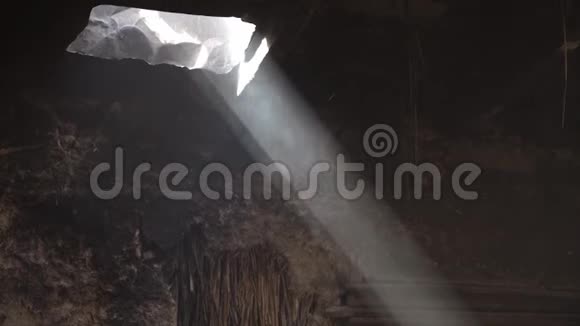 一束烟雾弥漫的光线穿过屋顶的一个洞视频的预览图