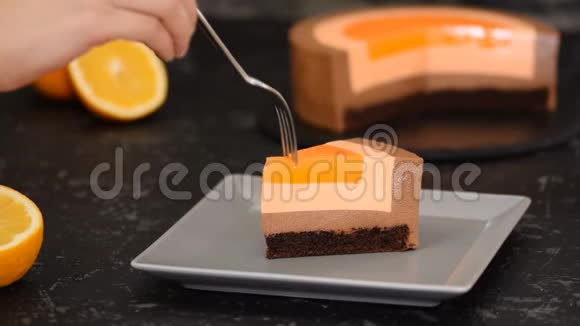 吃橘子巧克力慕斯蛋糕的女人特写视频的预览图