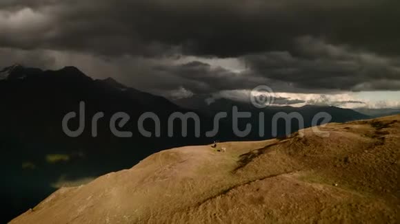 格鲁吉亚山区海拔3000米的美丽日落视频的预览图