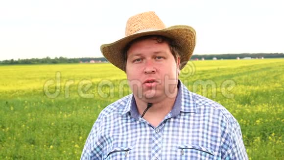 一个农民在田地前的画像视频的预览图