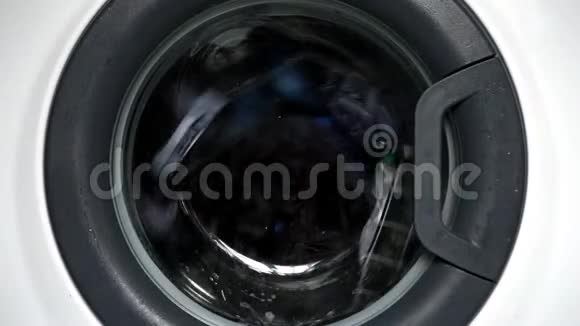洗衣机内有洗衣的旋转滚筒视频的预览图