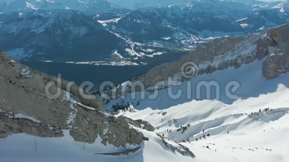 山脊和山脉背景瑞士阿尔卑斯山瑞士鸟瞰图视频的预览图