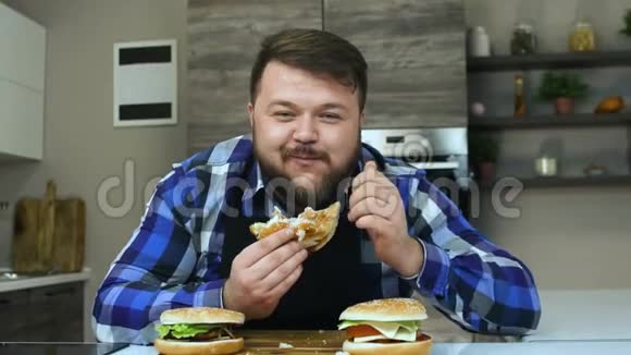 有胡子的粗人吃了一块汉堡包然后就会砰砰地跳起来食物很好吃丰满的男人视频的预览图