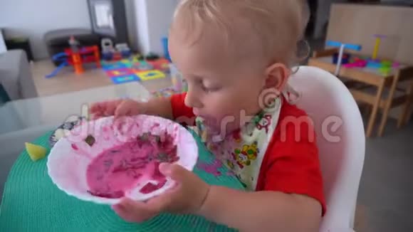 脏脸的孩子从碗里喝甜菜根汤万向节运动视频的预览图