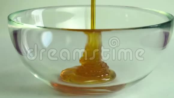 蜂蜜倒进玻璃碗里视频的预览图