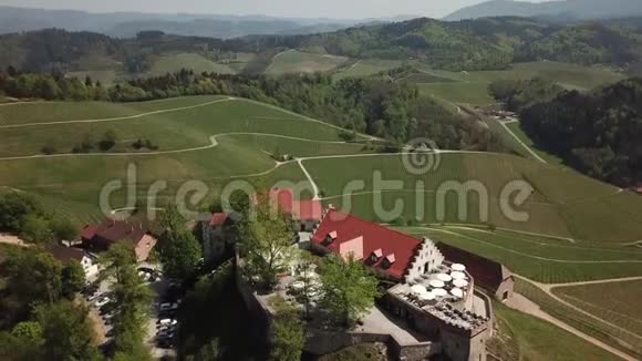 绿色山顶上的几栋房子山谷的空中镜头4k视频的预览图
