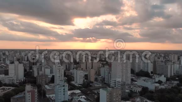 日落时俯瞰一座大城市的空中景色视频的预览图