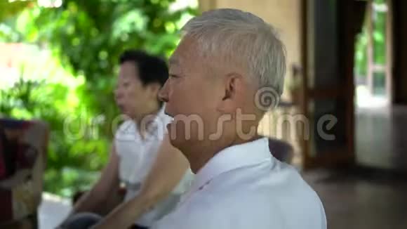 一对亚裔老人和朋友在咖啡馆聊天视频的预览图