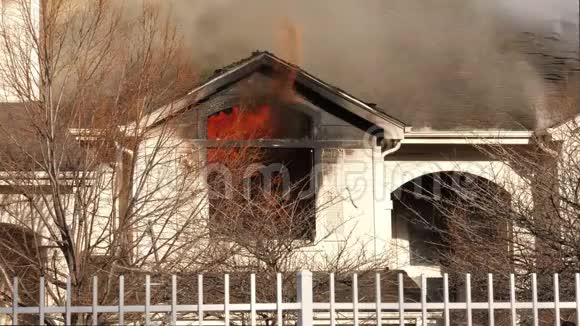 燃烧的康多大厦在火灾中被摧毁视频的预览图