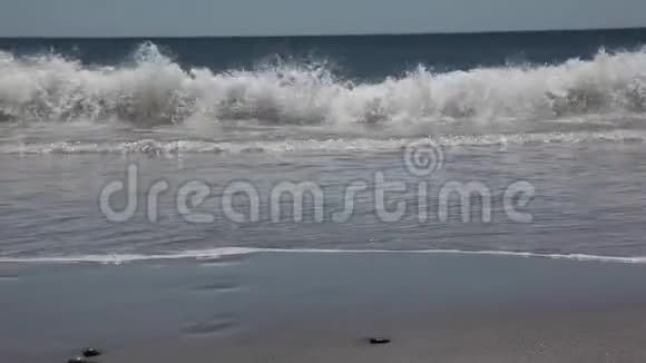 海滩上的巨浪视频的预览图