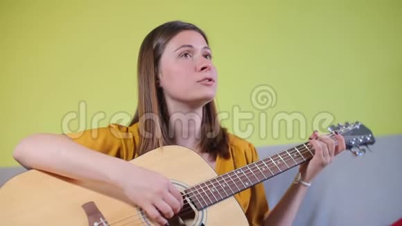肖像女孩弹吉他说话视频的预览图
