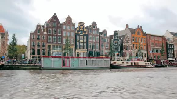 荷兰阿姆斯特丹2019年9月地标舞蹈屋从运河上看游艇停泊在附近视频的预览图