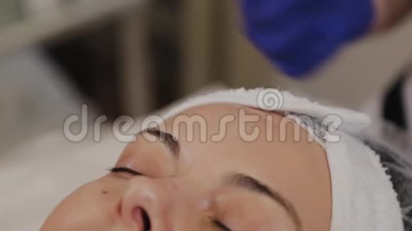 专业美容师用仪器测量皮肤状况视频的预览图