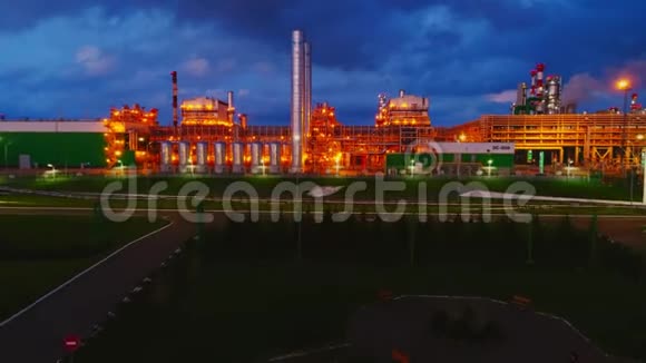 夜间明亮的煤气和炼油厂大楼视频的预览图