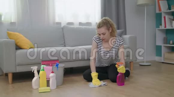 慢动作女性清洁地板和靠沙发在客厅视频的预览图