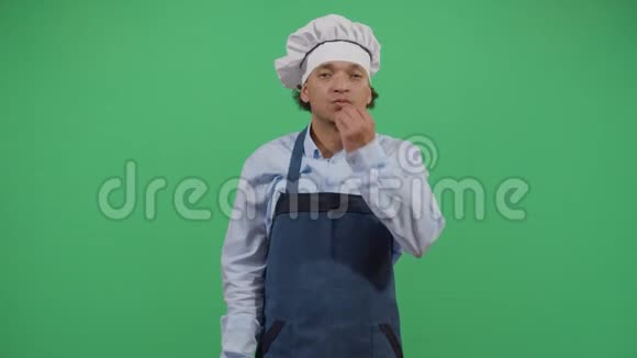 成人厨师展示美味的东西视频的预览图