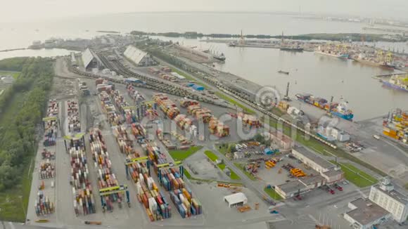 从城市景观港口和工业区集装箱仓库和铁路系统的高度俯瞰全景视频的预览图