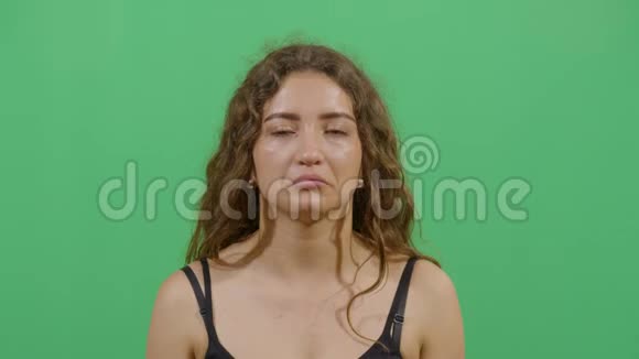 一个女人悲伤的特写镜头视频的预览图