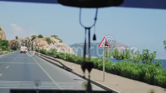 从车上看到土耳其地中海沿岸的柏油路视频的预览图