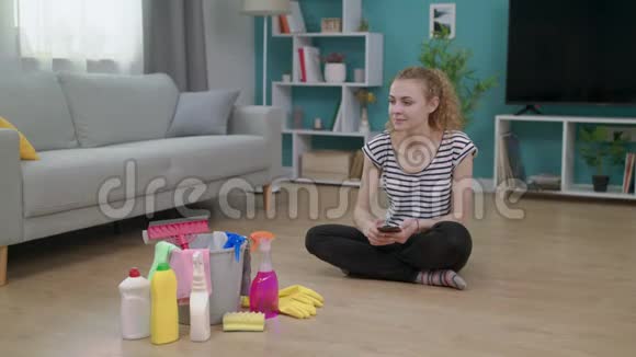 年轻开朗的女人打扫完客厅视频的预览图