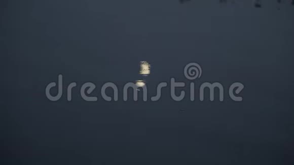 月亮映在黄昏的河水里视频的预览图