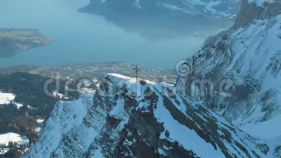 穿过山顶和卢塞恩湖瑞士阿尔卑斯山瑞士鸟瞰图视频的预览图