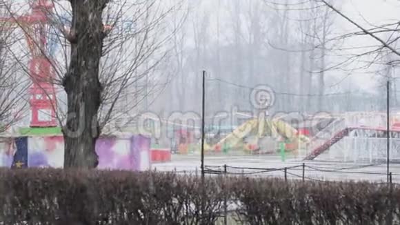 游乐园第一场降雪令人悲伤视频的预览图