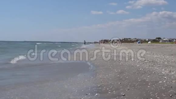 科布罗马尼亚康斯坦塔2019年8月18日游客在罗马尼亚康斯坦塔的科布最后一个野生海滩放松视频的预览图
