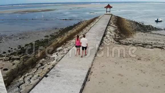浪漫的年轻夫妇在码头空中漫步视频的预览图