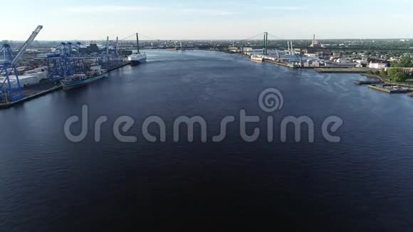 费城新泽西州沃尔特惠特曼大桥附近特拉华河的鸟瞰图视频的预览图