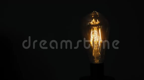 爱迪生灯泡在黑暗的背景下视频的预览图
