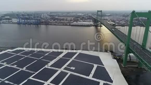 费城沃尔特惠特曼大桥附近特拉华河的鸟瞰图新泽西视频的预览图