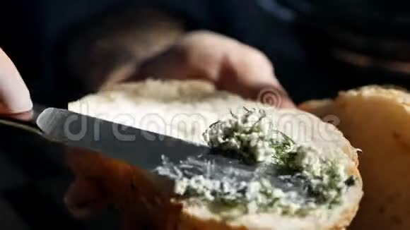女人手做一个健康的三明治里面有奶酪和黑麦面包奶油奶酪视频的预览图