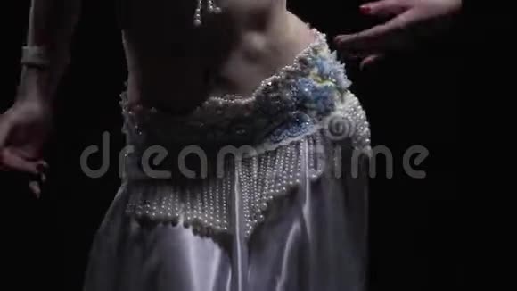 苗条的女人穿着白色和蓝色的连衣裙胸罩上装饰着珍珠视频的预览图