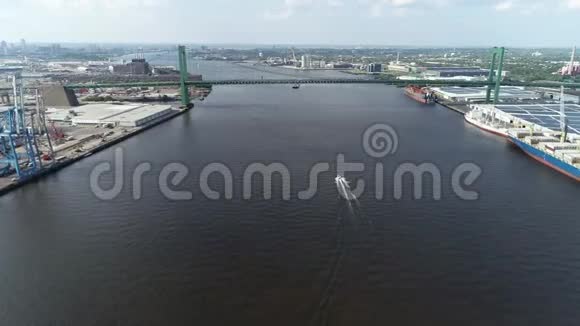 费城沃尔特惠特曼大桥附近特拉华河的鸟瞰图新泽西视频的预览图