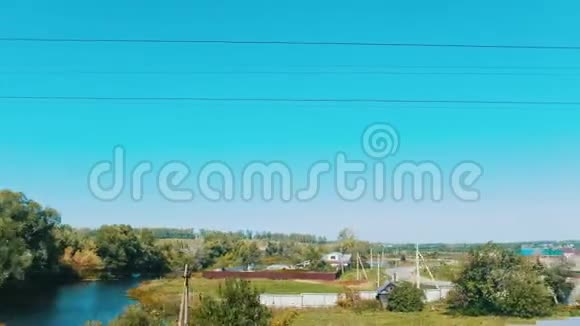 一个村庄的风景和一个蓝天从火车上拍摄视频的预览图