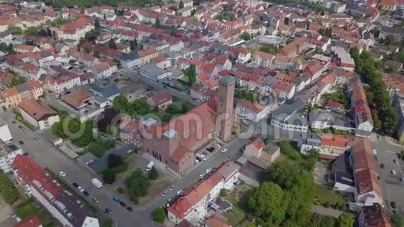 德国一座高楼和附近有汽车的街道的空中镜头视频的预览图