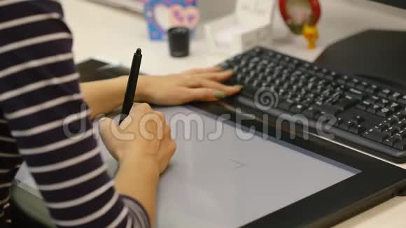 设计师在平板电脑上画画艺术家的双手合拢视频的预览图