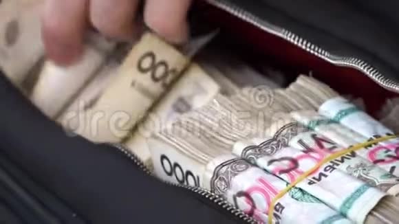 触摸一堆钞票视频的预览图