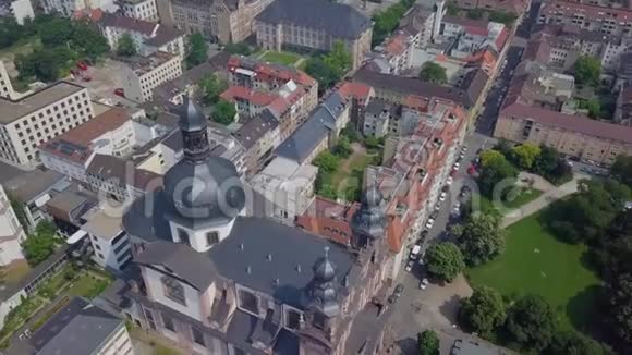 德国市中心的一座古老的历史建筑俯视图4k视频的预览图