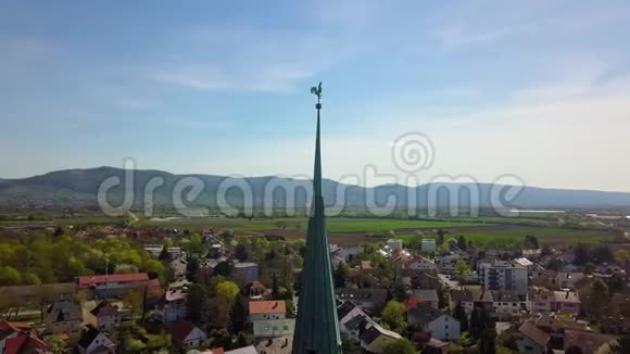 一个巨大的德国城镇的空中城市景观前景上有一座古老的塔顶4k视频的预览图