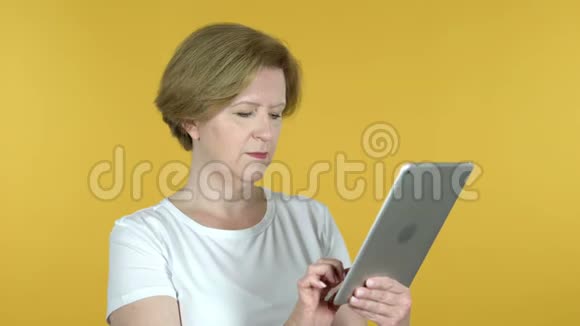 老女人通过黄底片进行视频聊天视频的预览图