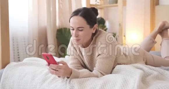 女人躺在床上用手机唱歌视频的预览图